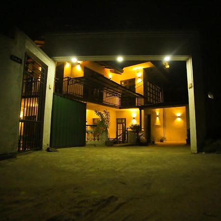 Kandyan Fo Rest Luaran gambar