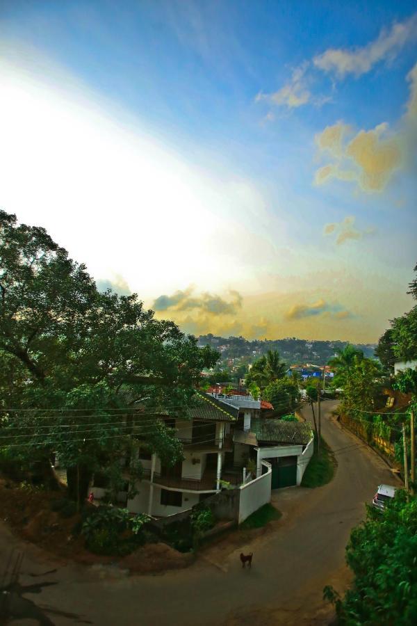 Kandyan Fo Rest Luaran gambar