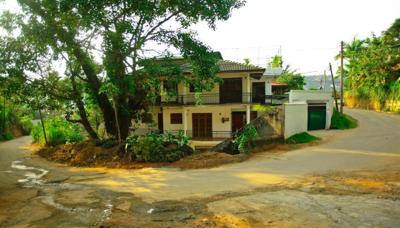 Kandyan Fo Rest Luaran gambar