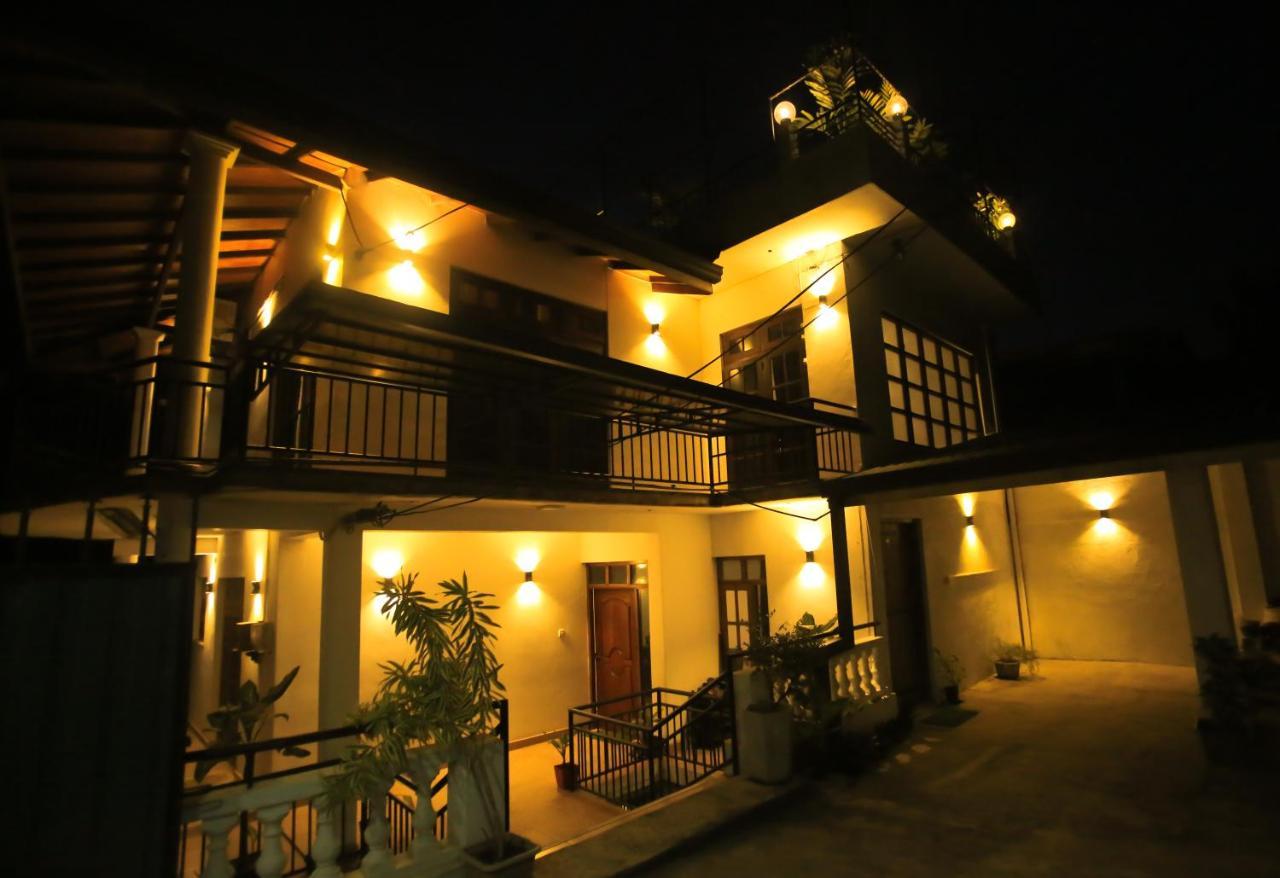 Kandyan Fo Rest Luaran gambar